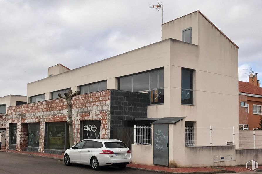 Retail for sale & for rent at Calle Soria, 1, Torrejón del Rey, Guadalajara, 19174 with car, window, building, tire, wheel, sky, cloud, vehicle, automotive parking light and plant around