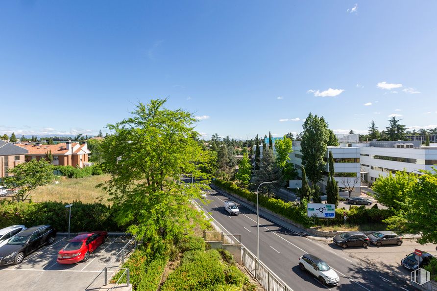 Oficina en alquiler en Edificio Spirit, Avenida Victoria, 32, Moncloa - Aravaca, Madrid, 28023 con coche, vehículo de juguete, edificio, cielo, propiedad, planta, vehículo, nube, infraestructura y superficie de la carretera alrededor