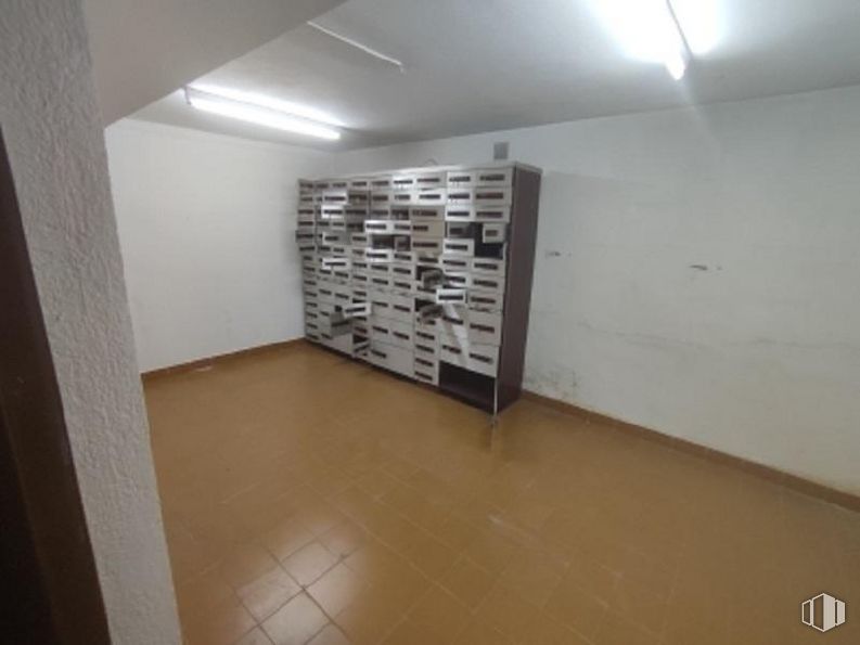 Local en venta en Plaza Constitución, 5, Getafe, Madrid, 28901 con ebanistería, madera, archivar, edificio, piso, pavimentos, madera, pasillo, techo y vidrio alrededor