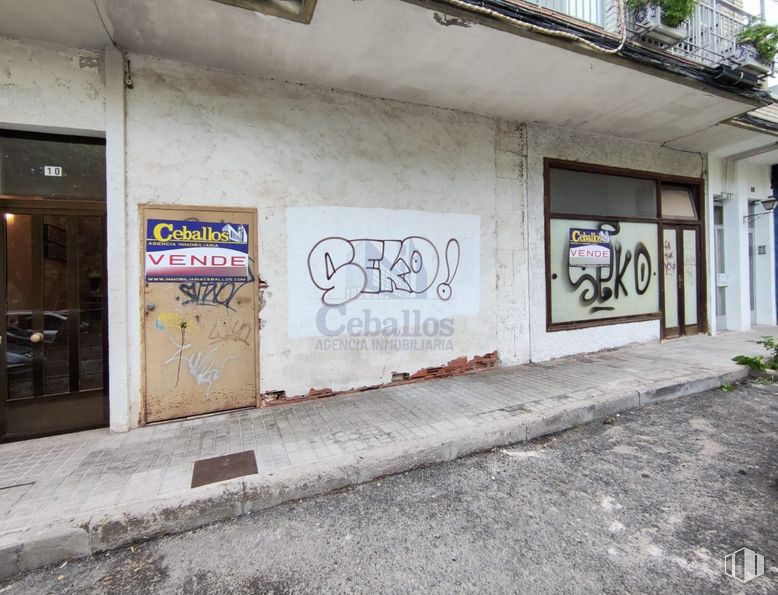 Retail for sale & for rent at Calle Chorrón, Guadalajara, 19005 with handwriting, plant, art, graffiti, font, facade, road surface, road, tints and shades and gas around