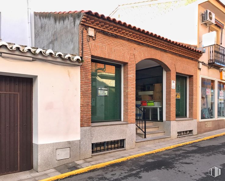 Local en alquiler y venta en Calle Lino Ramos, 3, La Puebla de Montalbán, Toledo, 45516 con ventana, puerta, propiedad, madera, ladrillo, albañilería, área residencial, superficie de carretera, accesorio y ciudad alrededor