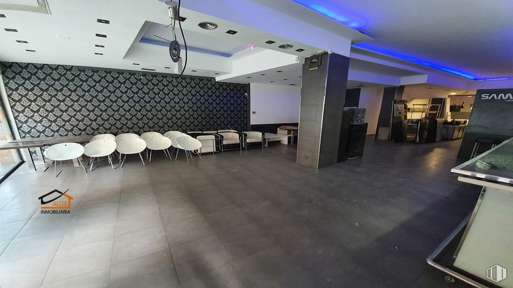 Retail for rent at  Calle Santa Isabel, Leganés, Madrid, 28911 with interior design, hall, flooring, building, ceiling, automotive design, city, event, space and luxury vehicle around