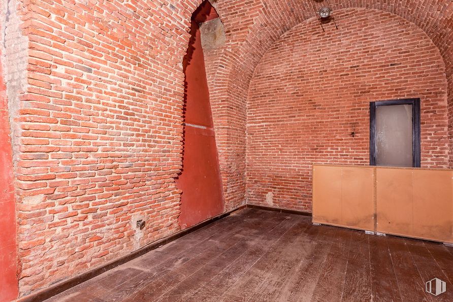 Retail for sale at Calle Espíritu Santo, Centro, Madrid, 28004 with cabinetry, window, brickwork, wood, orange, brick, building, building material, wall and material property around