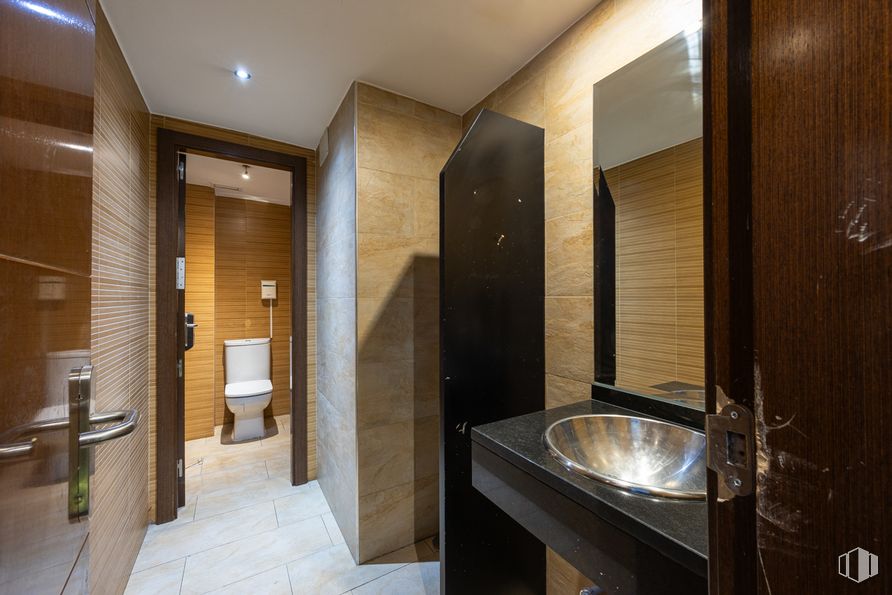 Retail for sale at Paseo San Francisco de Sales, 27, Chamberí, Madrid, 28003 with sink, property, plumbing fixture, tap, mirror, bathroom, interior design, wood, architecture and bathtub around