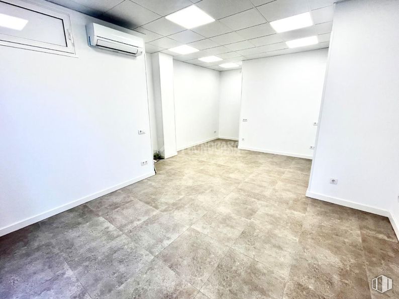 Retail for rent at Calle Lima, 12, Fuenlabrada, Madrid, 28944 with light fixture, lighting, flooring, floor, interior design, ceiling, composite material, door, room and tile flooring around