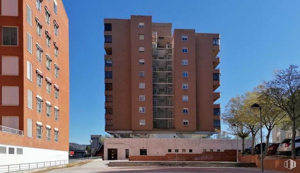 Retail for sale at Calle Toledo, 48, Guadalajara, 19002 with building, sky, daytime, property, window, plant, urban design, tree, tower block and fixture around