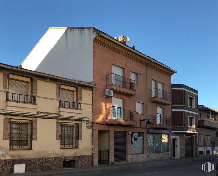 Local en venta en Avenida del Consuelo, Ciempozuelos, Madrid, 28350 con ventana, edificio, cielo, barrio, diseño urbano, puerta, área residencial, accesorio, bienes raíces y fachada alrededor