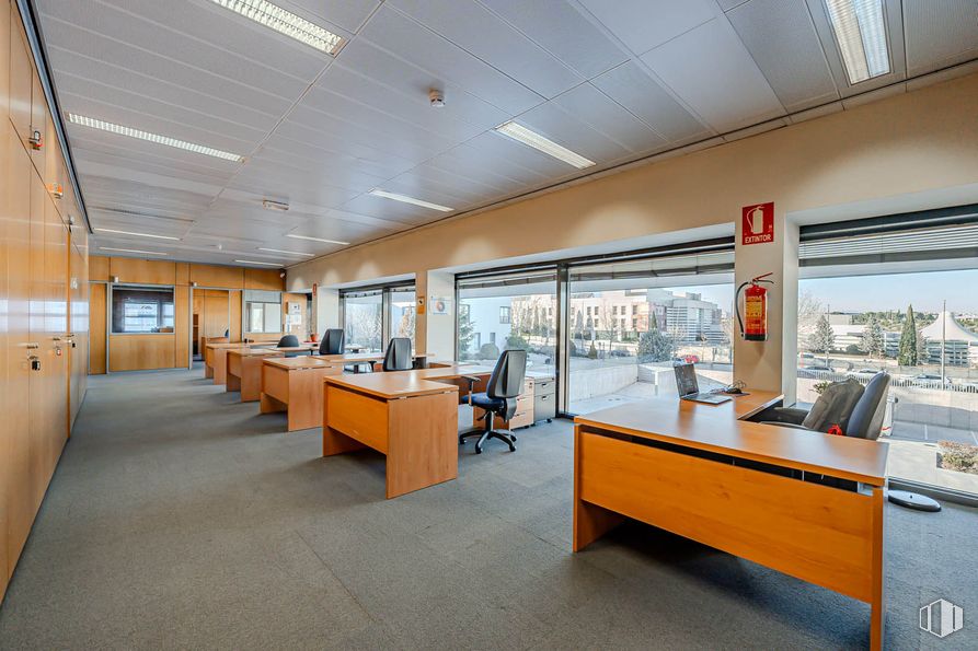 Oficina en alquiler en Calle Virgilio, 17, Pozuelo de Alarcón, Madrid, 28223 con escritorio, mueble, interiorismo, techo, mesa, suelo, silla, silla de oficina, equipos de oficina y edificio comercial alrededor