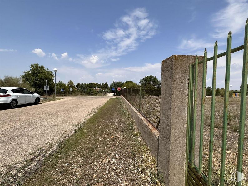 Land for sale at Urbanización El Cuartillejo, Illana, Guadalajara, 19119 with car, sky, cloud, tire, wheel, vehicle, plant, fence, land lot and automotive tire around