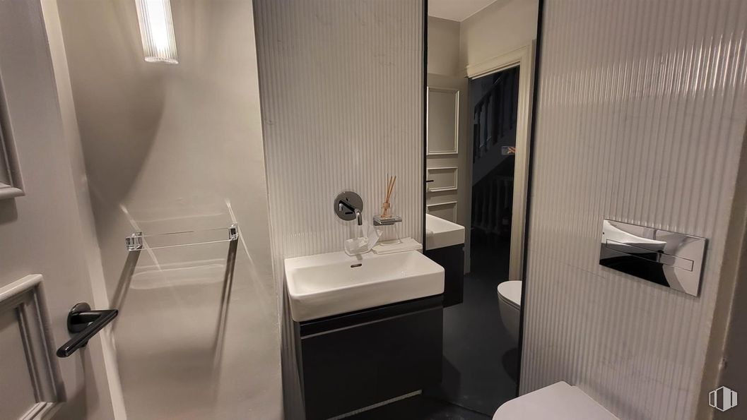 Oficina en alquiler en Zona Trafalgar, Chamberí, Madrid, 28010 con fregadero, mueble de baño, accesorios de fontanería, cuarto de baño, lavabo, suelo, suelos, fontanería, interiorismo y grifo alrededor