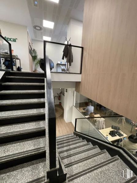 Retail for sale at Zona Goya, Salamanca, Madrid, 28009 with person, interior design, flooring, floor, composite material, stairs, metal, glass, silver and design around