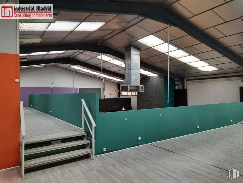 Industrial for sale & for rent at Polígono El Malvar, Arganda del Rey, Madrid, 28500 with floor, flooring, fixture, hall, ceiling, composite material, wood, glass, fluorescent lamp and rectangle around