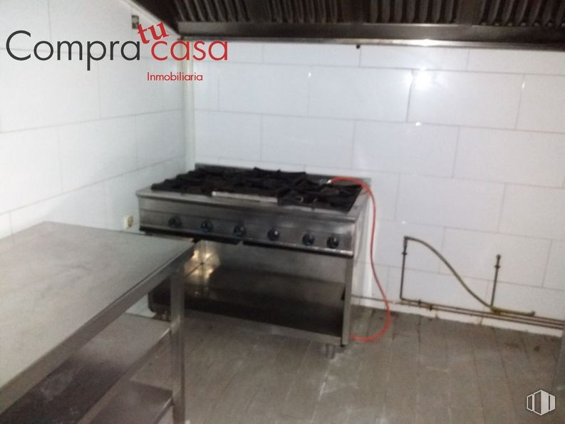 Retail for rent at Carretera San Rafael, Segovia, 40006 with kitchen appliance, table, wood, floor, gas, flooring, hardwood, kitchen stove, building and composite material around