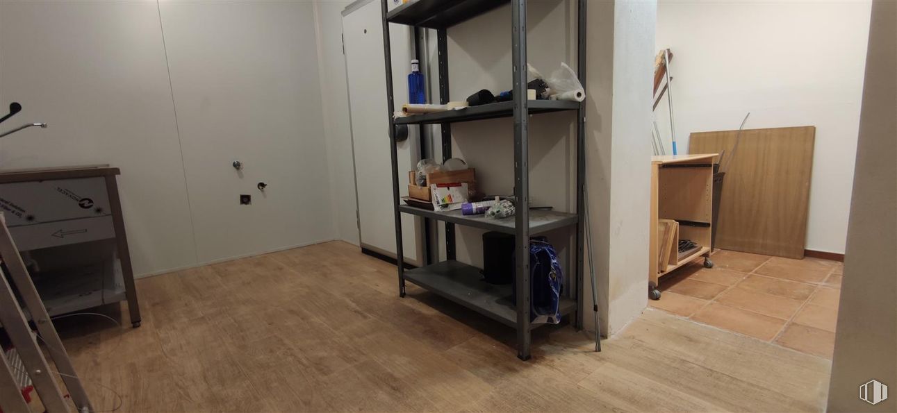 Retail for rent at Calle Guzmán el Bueno, 48, Chamberí, Madrid, 28015 with wood, flooring, furniture, floor, shelving, interior design, shelf, wood stain, hardwood and room around