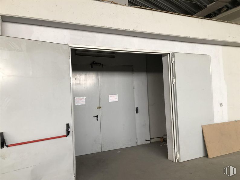 Industrial for sale at San Crispín - La Estación Consorcio, Colmenar Viejo, Madrid, 28770 with door, floor, flooring, composite material, building material, home door, aluminium and transparency around