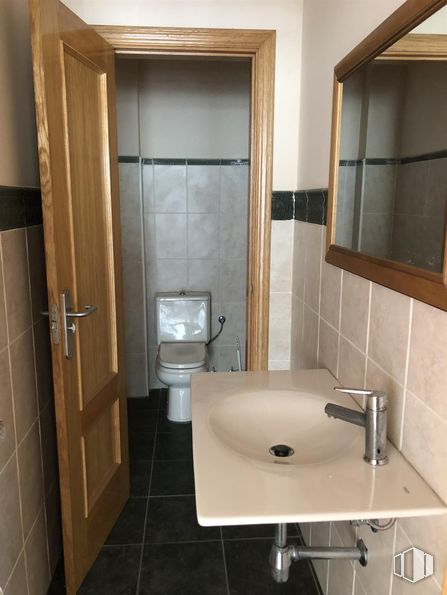 Industrial for sale at San Crispín - La Estación Consorcio, Colmenar Viejo, Madrid, 28770 with toilet, tap, door, sink, plumbing fixture, bathroom sink, flooring, floor, bathroom and interior design around