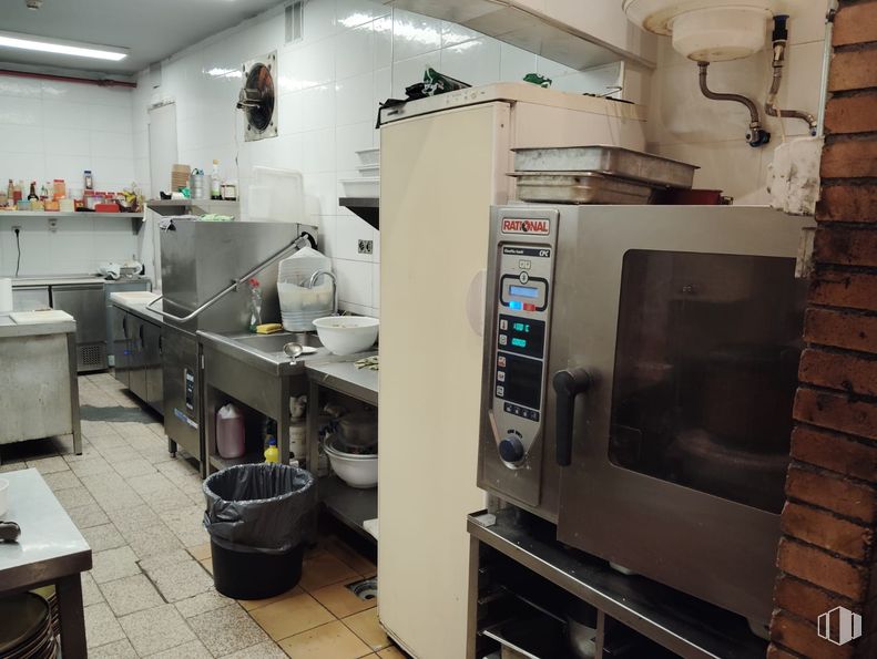 Retail for rent at Calle Luis Buñuel, Pozuelo de Alarcón, Madrid, 28223 with microwave oven, oven, kitchen appliance, major appliance, home appliance, kitchen, countertop, food, small appliance and kitchen stove around