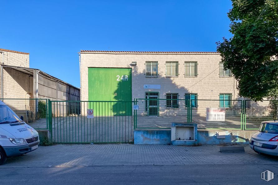 Nave en alquiler y venta en Calle Los Frailes, 24 R, Daganzo de Arriba, Madrid, 28814 con coche, edificio, cielo, vehículo, ventana, azul, placa de matrícula del vehículo, iluminación automotriz, vehículo de motor y superficie de la carretera alrededor