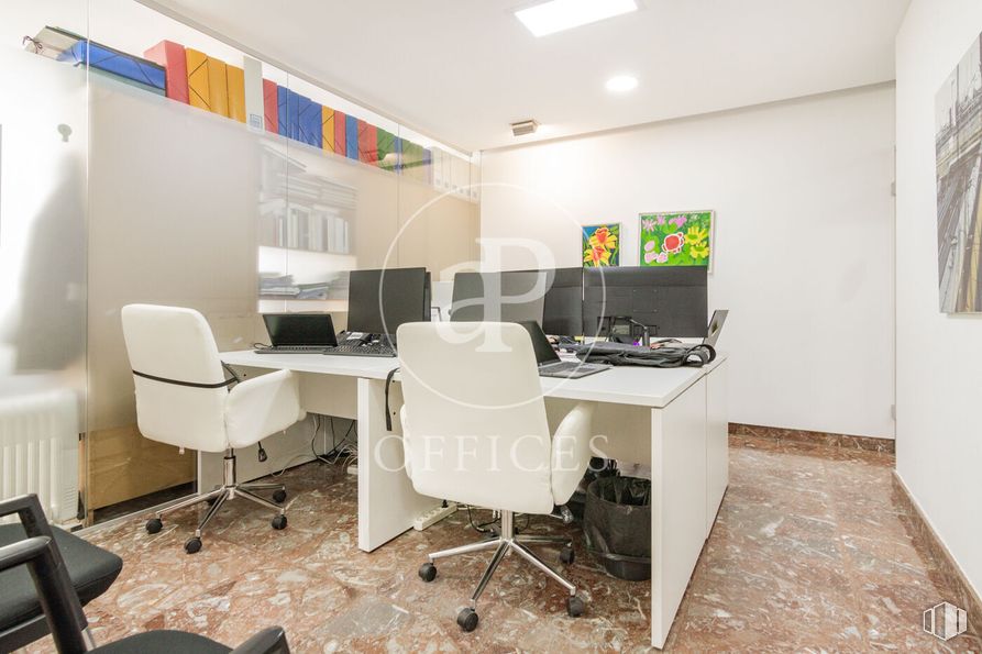 Oficina en venta en Calle Orense, Tetuán, Madrid, 28020 con silla, escritorio, lámpara, alumbrado, mesa, ordenador, ordenador personal, propiedad, mueble y pantalla de ordenador alrededor