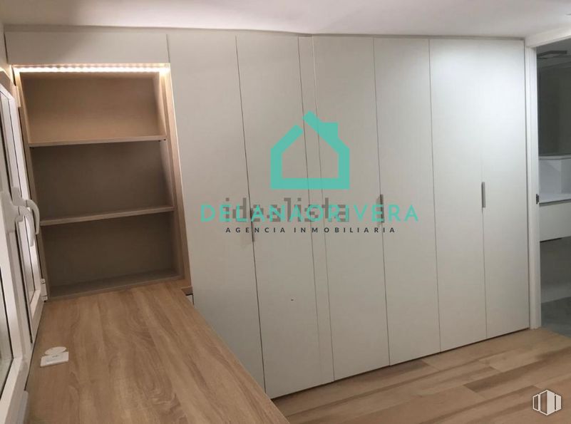 Oficina en venta en Zona Arapiles, Chamberí, Madrid, 28015 con armario, estantería, madera, accesorio, diseño de interiores, pavimento, piso, tinte para madera, madera y pintura alrededor