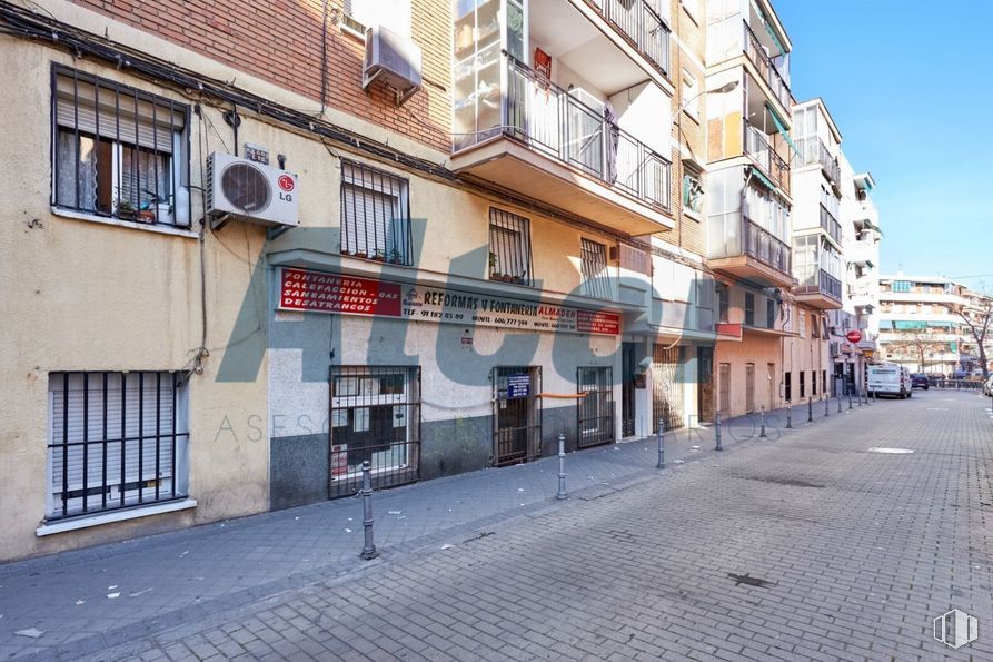 Local en venta en Calle Alberto Palacios, Villaverde, Madrid, 28021 con ventana, edificio, superficie de la carretera, diseño urbano, maceta, barrio, cielo, zona residencial, fachada y carretera alrededor