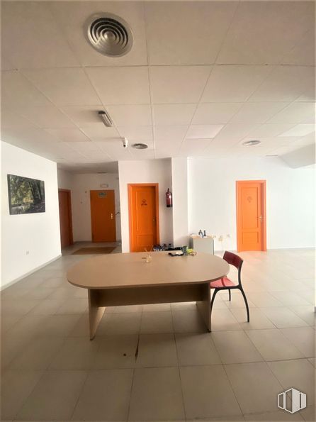 Office for sale & for rent at Polígono Aída, Azuqueca de Henares, Guadalajara, 19200 with chair, table, lighting, hall, wood, interior design, floor, flooring, building and automotive design around