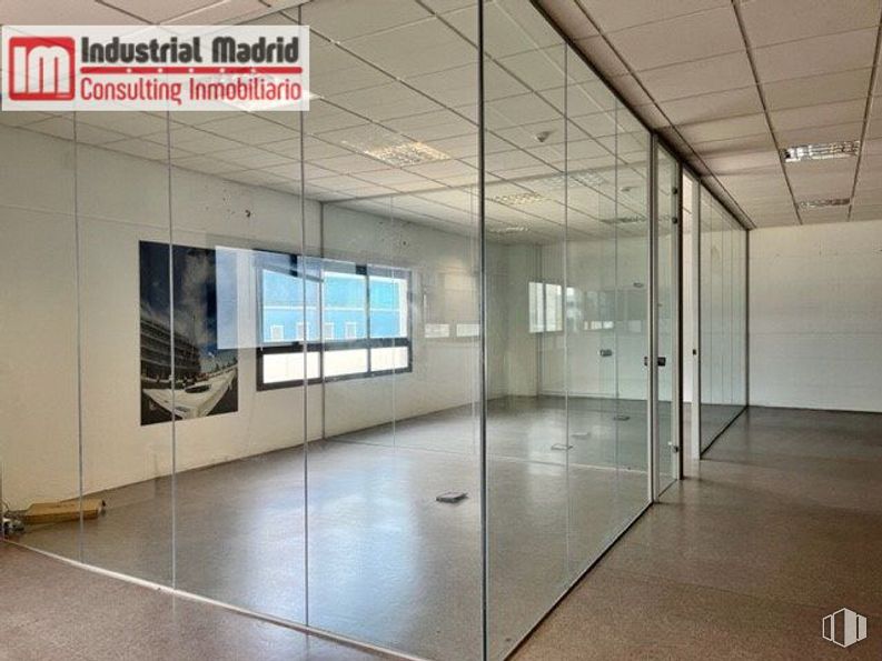 Nave en venta en Polígono Industrial San Fernando, San Fernando de Henares, Madrid, 28830 con espejo, edificio, ventana, accesorio, pavimento, piso, puerta, vidrio, techo y pasillo alrededor