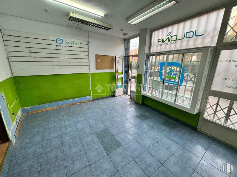 Local en venta en Calle Arroyo del Olivar, Puente de Vallecas, Madrid, 28018 con alumbrado, lámpara, edificio, suelos, accesorio, techo, casa, ciudad, fachada y edificio comercial alrededor