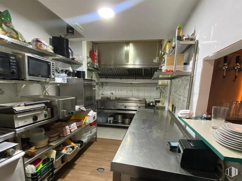 Retail for rent at Calle Gran Vía, Majadahonda, Madrid, 28220 with tableware, microwave oven, home appliance, countertop, furniture, kitchen, interior design, cabinetry, floor and table around