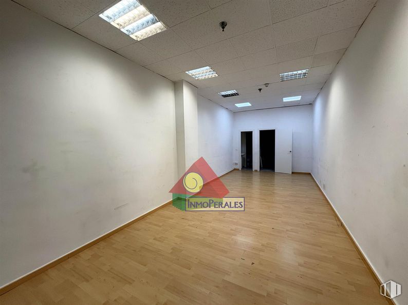 Retail for rent at C.C Perales del Carmen, Calle Groenlandia, 6, Getafe, Madrid, 28909 with light fixture, door, flooring, floor, ceiling, cleanliness, wood flooring, tile flooring, transparency and plywood around