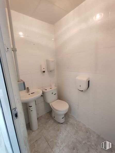 Retail for sale at Calle San Juan Bautista de la Salle, Talavera de la Reina, Toledo, 45600 with hand dryer, sink, toilet, plumbing fixture, toilet seat, property, building, bathroom, bathroom sink and purple around