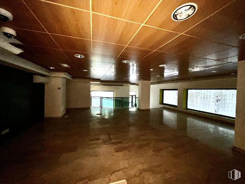 Retail for rent at Calle Arevalo, Ávila, 05001 with hall, floor, flooring, fixture, ceiling, wood, tints and shades, building, event and composite material around