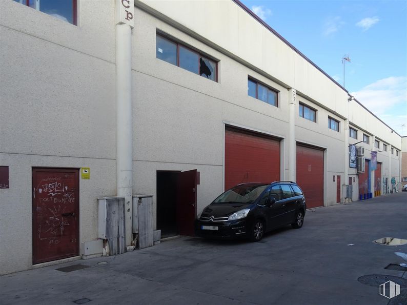 Industrial for sale at Calle Trillo, Seseña, Toledo, 45223 with car, window, door, building, automotive parking light, land vehicle, wheel, property, vehicle registration plate and tire around