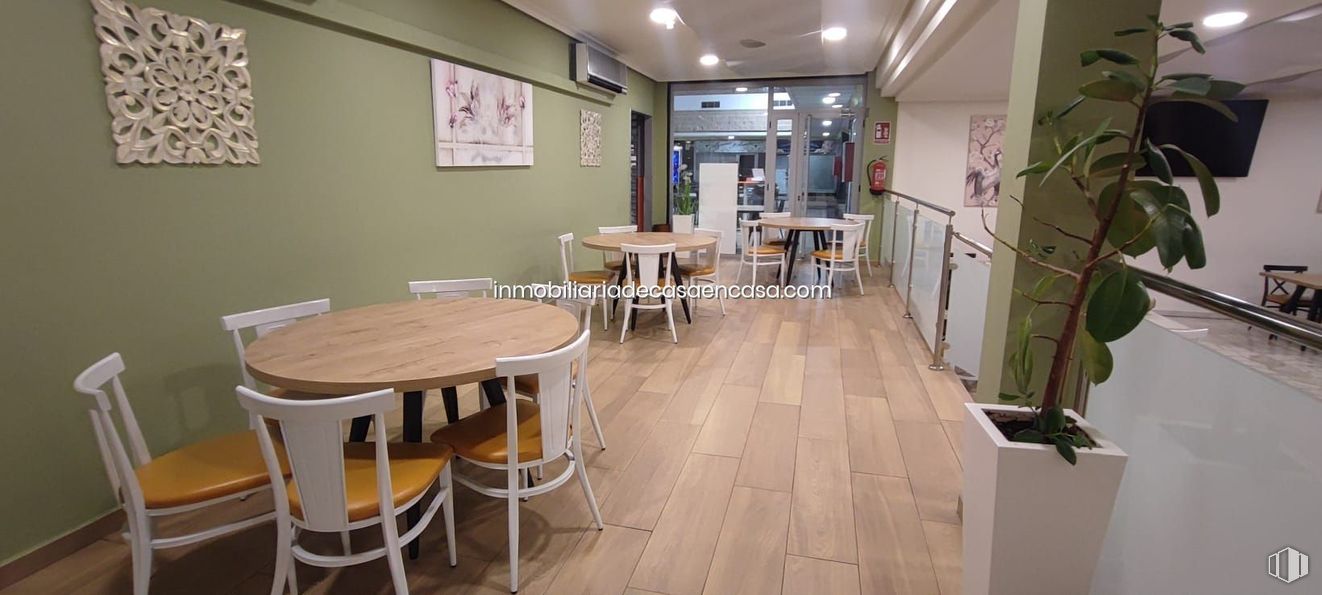 Local en venta en C. C. El Val, Avenida Castilla, 6, Alcalá de Henares, Madrid, 28804 con silla, mesa de cocina y comedor, planta de interior, maceta, mesa, mueble, interiorismo, suelos, madera y suelo alrededor