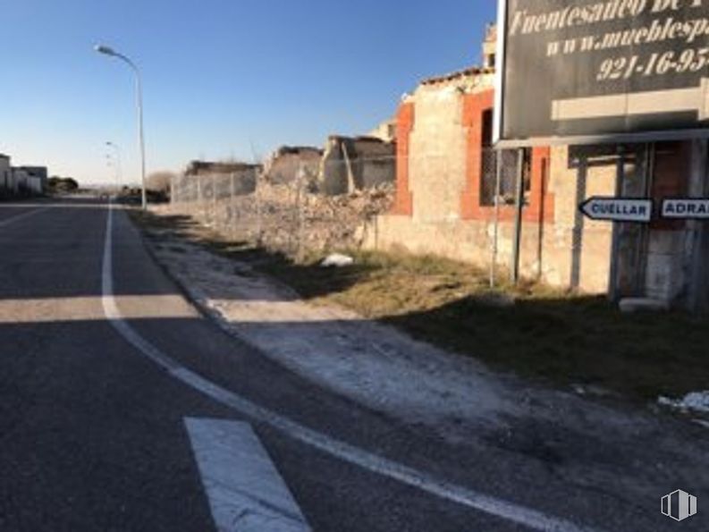 Suelo en venta en Calle Fábrica, Hontalbilla, Segovia, 40353 con luz de la calle, edificio, cielo, planta, superficie de la carretera, asfalto, terreno, carretera, paisaje y brea alrededor