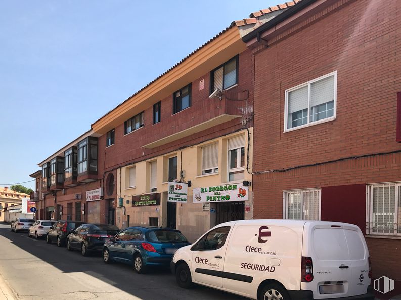 Local en alquiler y venta en Calle Alalpardo, 4, Fuente el Saz de Jarama, Madrid, 28140 con camioneta, coche, ventana, edificio, luz de estacionamiento automotriz, cielo, vehículo terrestre, rueda, vehículo y propiedad alrededor