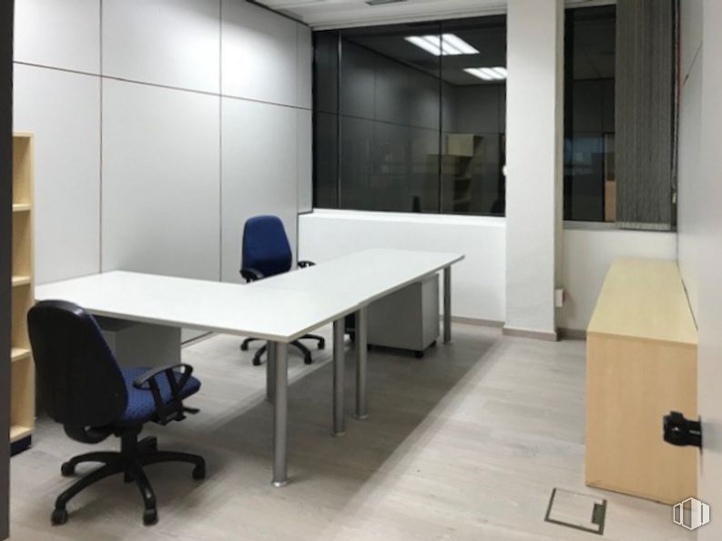 Oficina en alquiler en Edificio Oficant, Ronda Poniente, 15, Tres Cantos, Madrid, 28760 con silla, mesa, mueble, escritorio, interiorismo, suelos, suelo, propiedad material, madera y silla de oficina alrededor