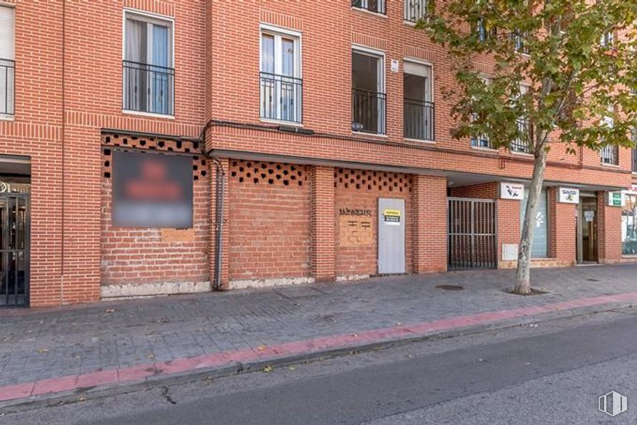 Retail for sale at Avenida Madrid, Ciempozuelos, Madrid, 28350 with window, building, road surface, brick, brickwork, wood, tree, sidewalk, facade and asphalt around