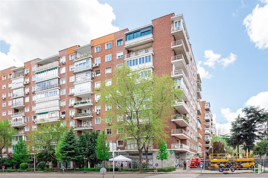 Retail for sale at Avenida América, Salamanca, Madrid, 28002 with building, daytime, window, city, apartment, urban area, residential area, neighbourhood, metropolitan area and facade around