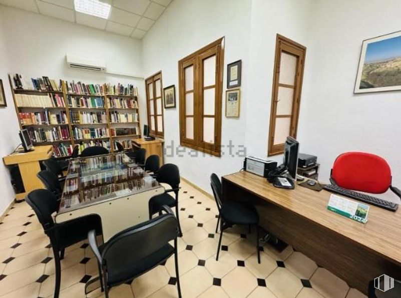 Local en venta en Plaza Zocodover, Toledo, 45001 con marco, silla, escritorio, estantería, mueble, mesa, silla de oficina, edificio, interiorismo y arquitectura alrededor