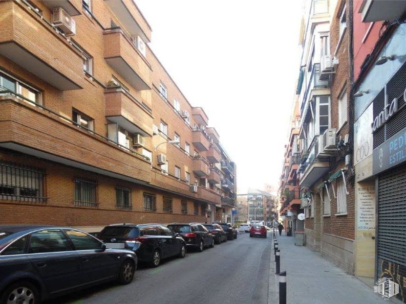 Retail for sale at Calle Pechuán, Chamartín, Madrid, 28002 with car, window, wheel, building, land vehicle, sky, tire, vehicle, road surface and architecture around