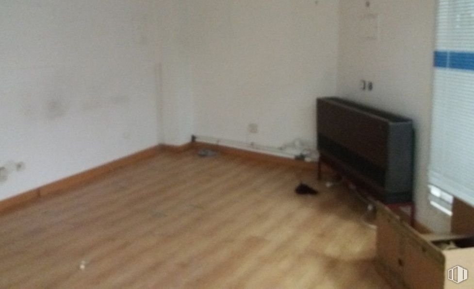 Retail for sale at Calle Juan Bravo, Segovia, 40001 with furniture, building, wood, fixture, flooring, floor, wood stain, hardwood, house and laminate flooring around