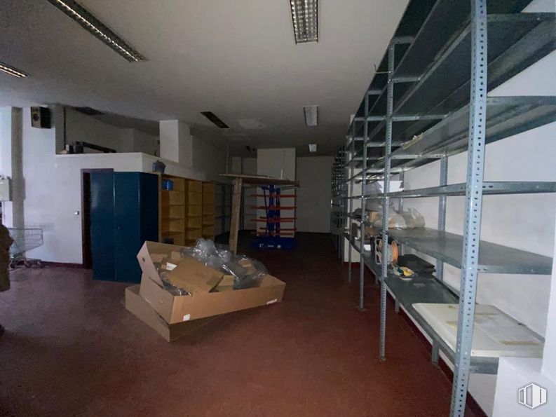 Retail for sale & for rent at Calle Emiliano Barral, Ciudad Lineal, Madrid, 28043 with box, packaged goods, shoe, fixture, floor, flooring, ceiling, space, engineering and wood around