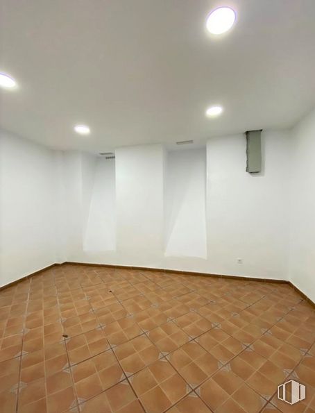 Local en venta en Calle Toledo, 117, Centro, Madrid, 28005 con alumbrado, edificio, accesorio, madera, suelo, piso, pasillo, línea, techo y madera alrededor