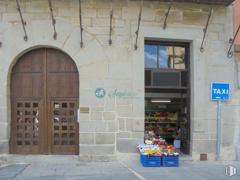 Local en alquiler en Calle San Frutos, Segovia, 40001 con puerta, ventana, accesorio, superficie de carretera, fachada, madera, gas, ciudad, carretera y fuente alrededor