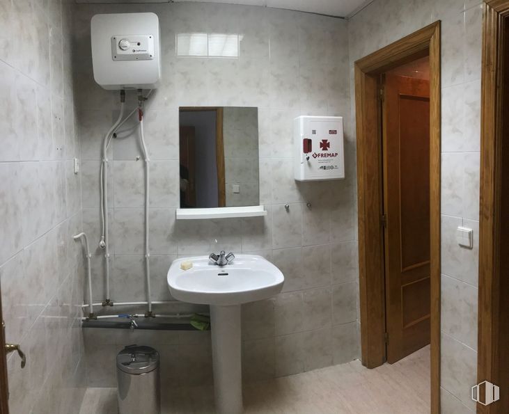 Retail for sale & for rent at Zona centro, Cercedilla, Madrid, 28470 with sink, mirror, tap, bathroom sink, plumbing fixture, bathroom, building, interior design, wood and fixture around