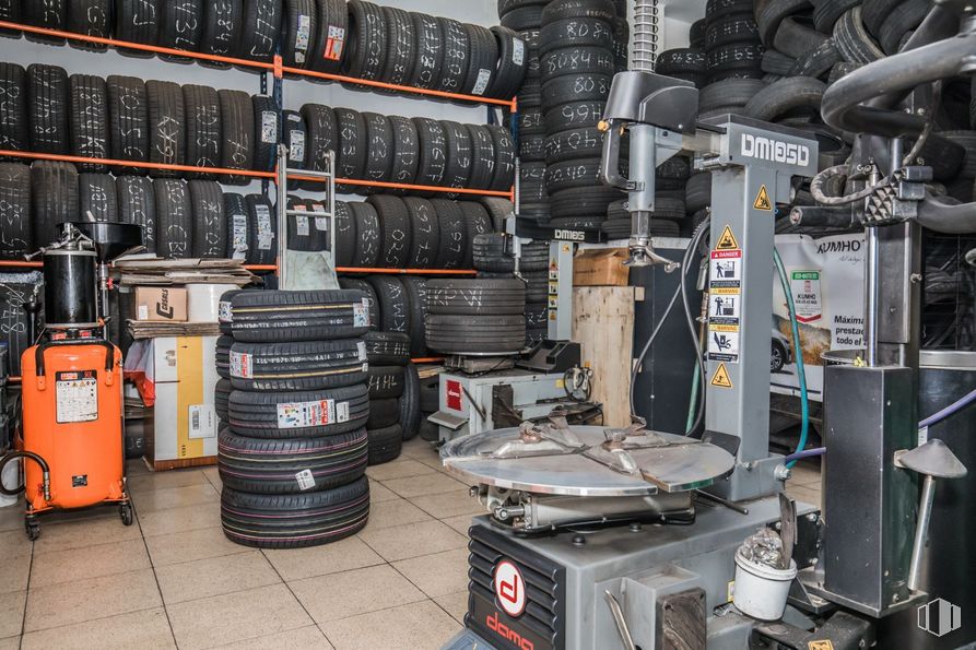 Retail for sale at Calle Manuel Gómez Moreno, Ávila, 05003 with luggage & bags, product, automotive tire, audio equipment, automotive design, gas, engineering, machine, electrical wiring and auto part around