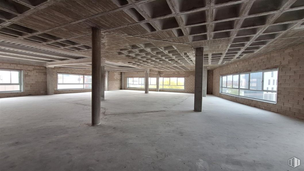 Office for sale at Glorieta Playa de San Lorenzo, 8, Barajas, Madrid, 28042 with window, flooring, floor, ceiling, composite material, daylighting, concrete, hall, building material and plank around