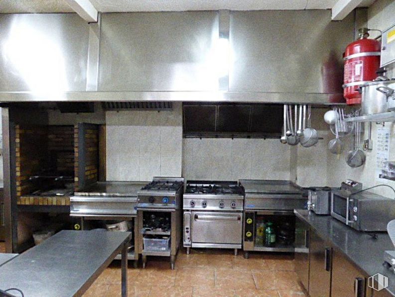 Local en alquiler y venta en Calle Núñez de Balboa, Salamanca, Madrid, 28006 con mesa, horno, horno microondas, aparato de cocina, encimera, ebanistería, mueble, cocina, estufa de cocina y estufa de gas alrededor