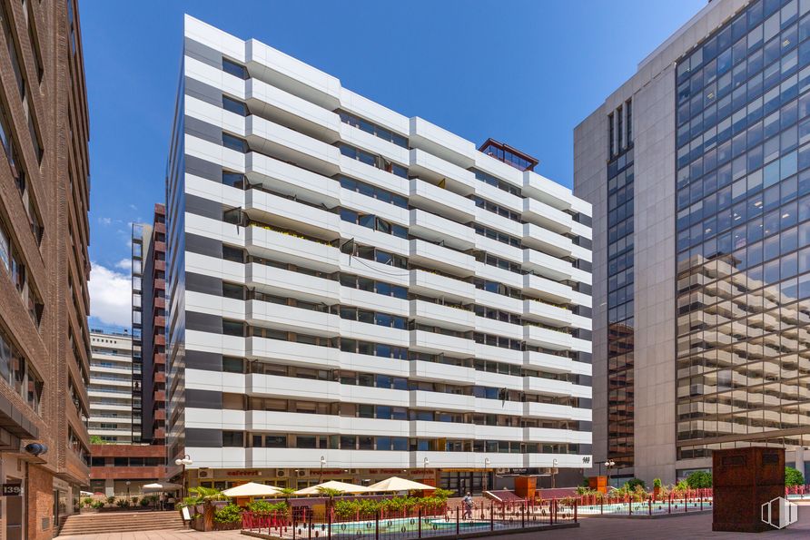 Retail for sale at Paseo Castellana, Tetuán, Madrid, 28046 with building, sky, daytime, property, skyscraper, window, urban design, tower block, commercial building and neighbourhood around